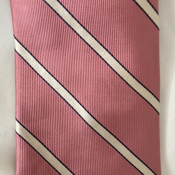 Mens Izod brand tie. Pink with stripe. - Picture 2 of 8